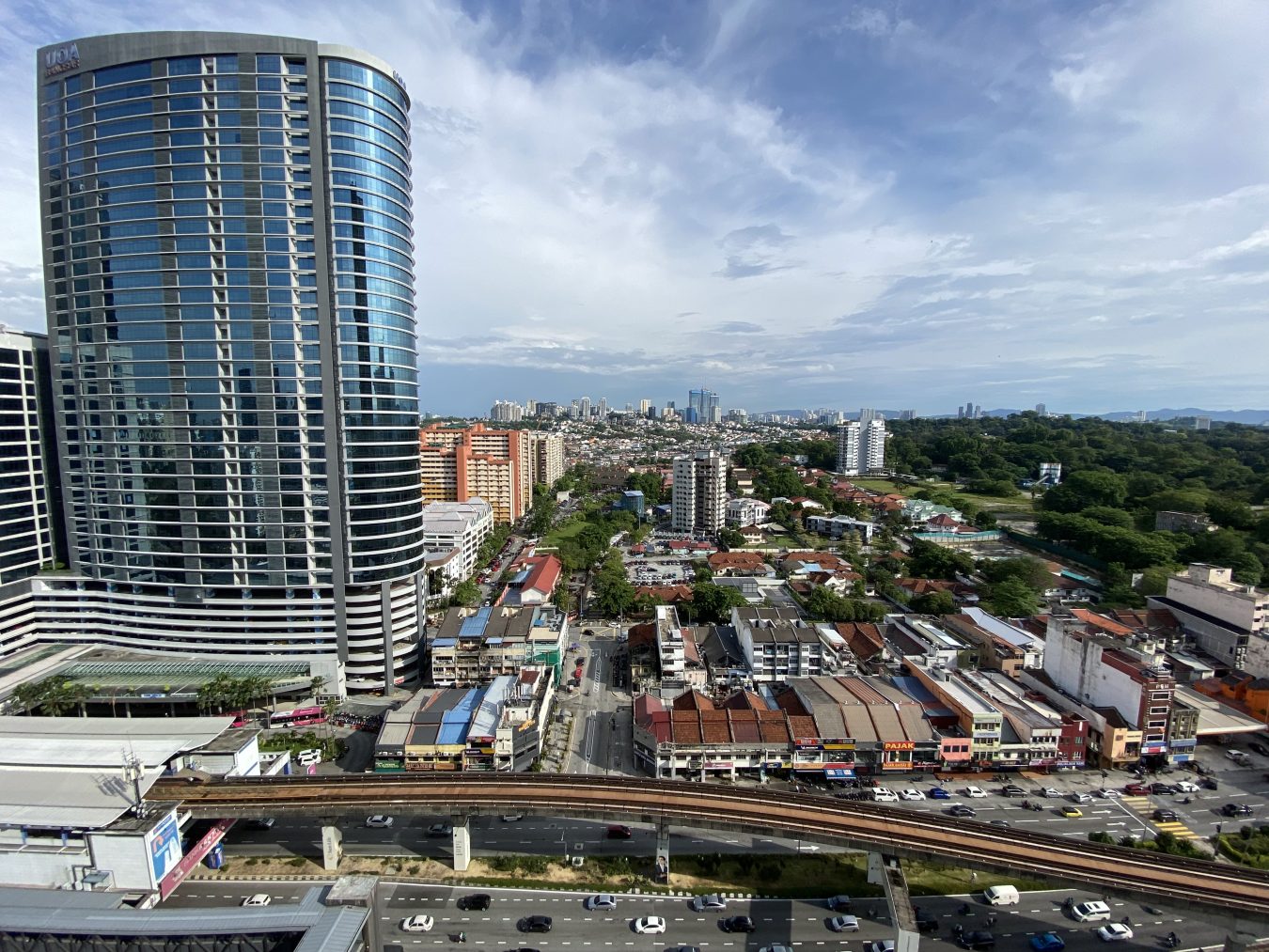 俯瞰孟沙（Bangsar）晨早的车来人往。（作者提供）